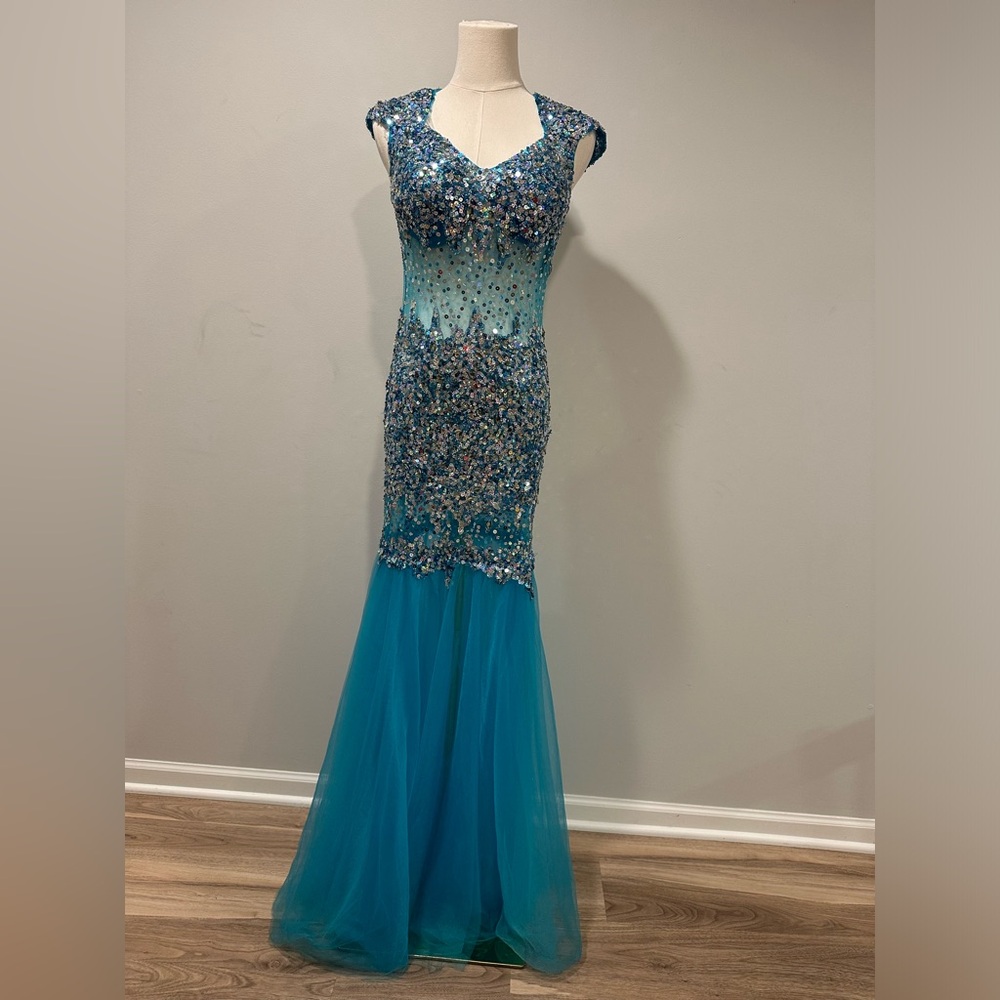 Prom•special occasion•pageant gown. NWT sz 6. Gorgeous blue with sequins.